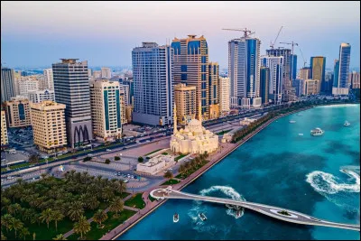 Quelle ville est considérée comme le centre culturel des Émirats, avec de nombreux musées et universités ?