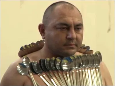 Quel est le record du plus grand nombre de cuillères équilibrées sur un corps humain ?