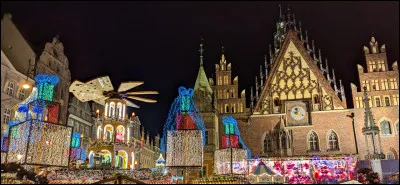 Dans quelle ville française se trouve le marché de Noël le plus célèbre ?