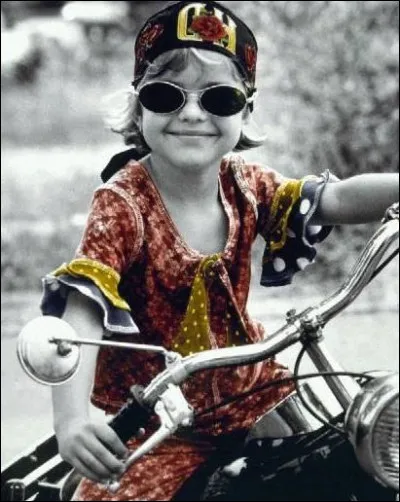 On revient aux ann&eacute;es antiques ! Qui chantait "♪ Comme un gar&ccedil;on, j'ai les cheveux longs, comme un gar&ccedil;on je porte un blouson..." ?