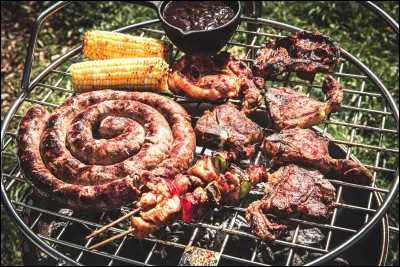 Quelle sp&eacute;cialit&eacute; culinaire sud-africaine est une sorte de barbecue traditionnel ?