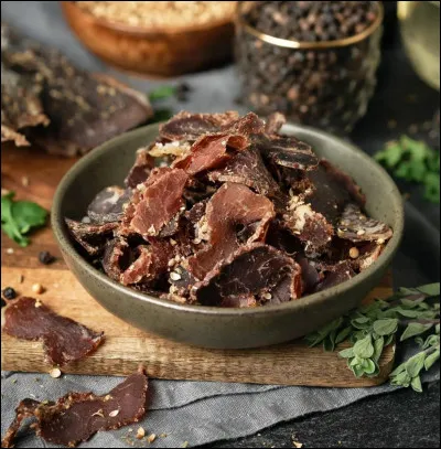 Quelle sp&eacute;cialit&eacute; culinaire sud-africaine est faite de viande s&eacute;ch&eacute;e et &eacute;pic&eacute;e ?