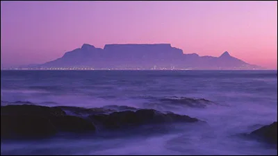 Quelle montagne domine la ville du Cap ?