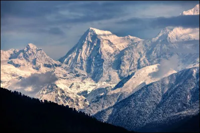 En Inde se trouve ___________ plus haute montagne du monde.