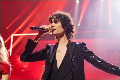 Dans un de ses clips, Sombr a invité une star des réseaux. Pouvez-vous me dire de qui il s'agit ?