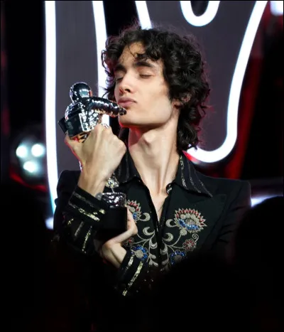 Comment est décrit Sombr ?