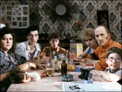 Dans lequel de ses films le réalisateur Étienne Chatiliez, met en scène l'histoire de deux familles nombreuses du nord de la France que tout oppose socialement.