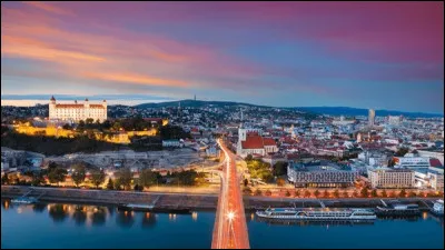 Par quel fleuve la capitale de la Slovaquie, Bratislava, est-elle traversée ?