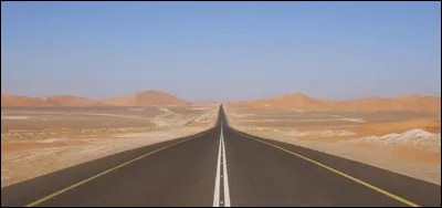 Validée par le Guinness des records, une parcelle de route de ligne droite qui s'étend sur 240 km, se trouve être l'une des plus longues du monde sans virage ni dénivelé. Dans quel pays pouvez-vous l'empreinter ?