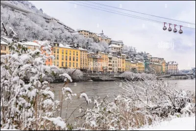 Il neige sur le quartier Saint-Laurent, à Grenoble, capitale des Alpes ! À quelle altitude ?