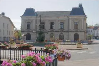 Je vous attends à présent en Lorraine, sur la place Chevandier, à Cirey-sur-Vezouze. Commune du Lunévillois, à la confluence du Val et du Châtillon (qui forment la Vezouze), elle se situe dans le département ...