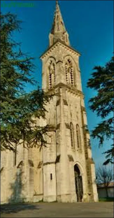 Voici l'église Saint-Martin, à Labretonie. Village de l'arrondissement de Marmande, il se situe dans le département ...