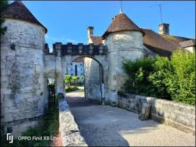 Nous faisons une halte devant la porte fortifiée de Saint-Jean-aux-Bois. Commune des Hauts-de-France, en forêt de Compiègne, elle se situe dans le département ...