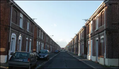 Ces villes sont constituées de maisons identiques aux noms chantés en 1982. Comment sappellent ces groupements dhabitations ?