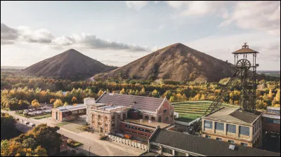 Restons dans cette région. Quelle roche est extraite dans ces mines ?