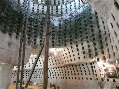 Voici un refuge pour pigeons voyageurs dans une cave. Quel est le nom de cet habitat ?