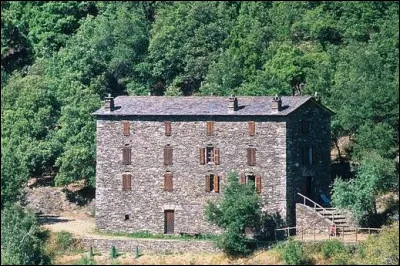 Comment se nomme cette bâtisse, lieu d'élevage du ver à soie ?