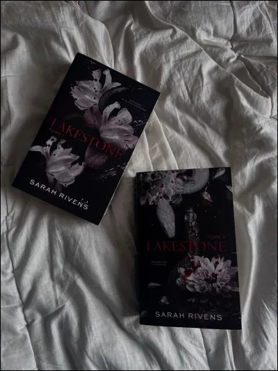 Qui est le couple dans "Lakestone" ?