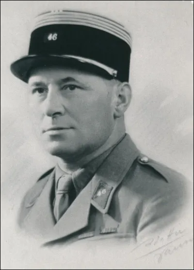 Commandant d'un bataillon de chars de combat en 1940, il est tué le 17 mai lors de la bataille de Montcornet, tentative française d'arrêter l'avancée allemande : c'est ...