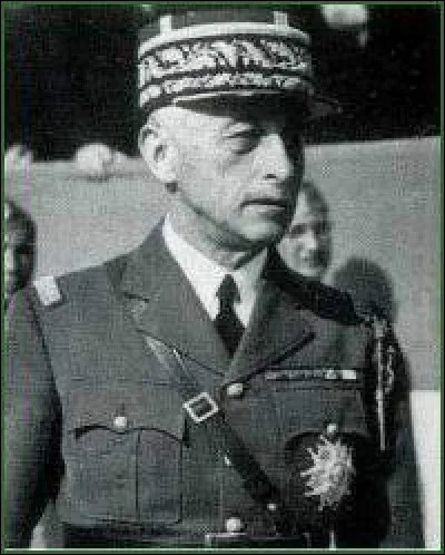 En 1940, il est commandant en chef en Afrique du Nord et en juin, il suit les ordres de Pétain et de Weygand, interdit toute dissidence au Maroc ; en 1942, il applique les consignes de résistance au débarquement allié du 8 novembre : c'est ...