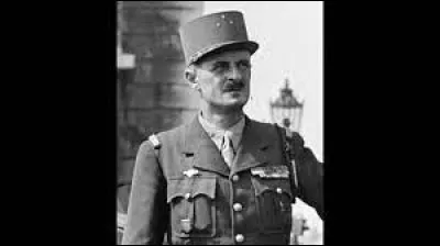 Capitaine en 1940, fait prisonnier, il s'évade, rejoint l'Angleterre et de Gaulle ; il rallie l'Afrique à la France libre, combat en Libye puis prend part à la bataille de Normandie avec la 2e DB, à la libération de Paris puis à celle de Strasbourg : c'est ...