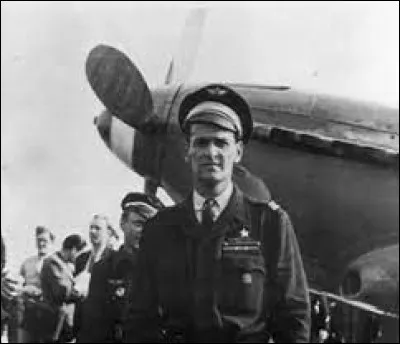 Il est pilote dans l'armée de l'air pendant la bataille de France et rejoint la France libre en 1941 ; il combat avec la Royal Air Force et surtout dans l'escadrille Normandie-Niémen : il s'agit de ...