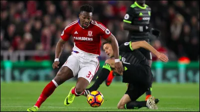 Je suis considéré comme le magicien du football par mes dribbles spectaculaires. Je suis...