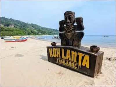 Qui anime l'émission "Koh-Lanta" depuis plus de 20 ans ?