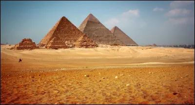 La pyramide de Khéops est située à :