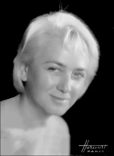 Quel nom portaient les pichets en grès représentant un homme ou une femme à califourchon sur un tonneau ?