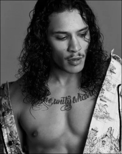 Dans la chanson "Angela" : 
Regarde-moi dans les yeux, j'deviens amnésique...