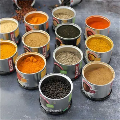 Le quatre-épices est composé de cannelle, girofle, muscade et poivre.