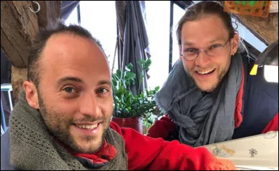 Quel duo filme ses voyages dans l'émission "Nus et culottés", diffusée sur France 5 ?