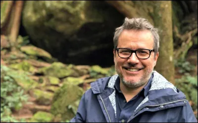 Quels moyens de locomotion ne sont pas comme les autres, d'après une émission de voyages présentée par Philippe Gougler ?