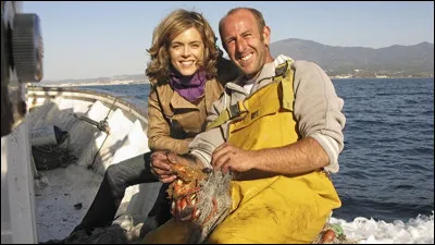 Dans le titre d'une émission mêlant voyage et gastronomie et présentée par Julie Andrieu, quel objet est associé à la fourchette ?