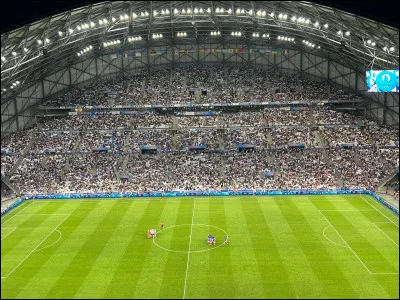 Je suis connue pour mon port et mon club de foot.