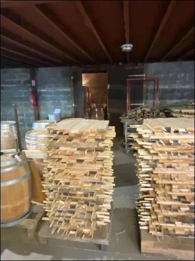 Suite a la question 2, comment se nomme la pièce de bois séchée utilisée pour façonner les éléments de la barrique ?