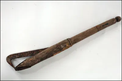 Quel nom d'animal est donné à cet outil qui sert a écarter les douelles lors de linsertion des fonds ?