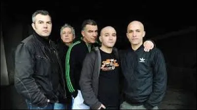 Quel groupe a interpr&eacute;t&eacute; le tube "Tomber la chemise" en 1998 ?