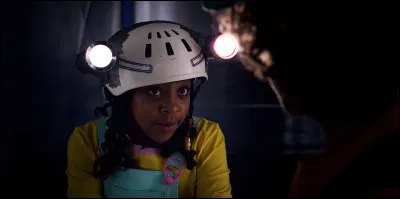 Qu'est-ce que remporte Erica pour aider Steve, Dustin et Robin à enquêter au centre commercial ?