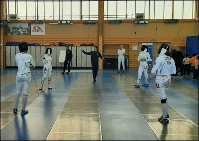 Dans quel club artistique Mercredi sinscrit-elle pour mieux enquêter ?