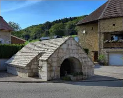 Je vous attends maintenant devant la fontaine-citerne de Brétigney-Notre-Dame. Commune de l'aire d'attraction Bisontine, elle se situe dans le département ...
