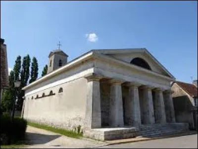 Voici l'église Saint-Étienne, à Meslay-le-Vidame. Commune de l'arrondissement de Châteaudun, elle se situe en région ...