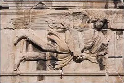 A quelle saison Notos est-il associé ?