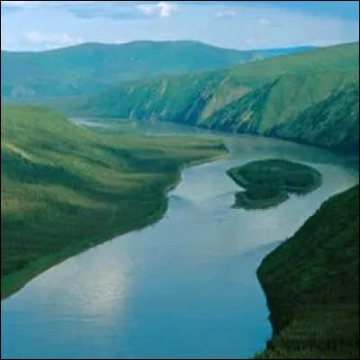 Quels fleuves traversent Elendil et sa flotte pour sinstaller ?