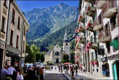 Quel est le nom officiel de cette ville située en France (planète Terre) ?