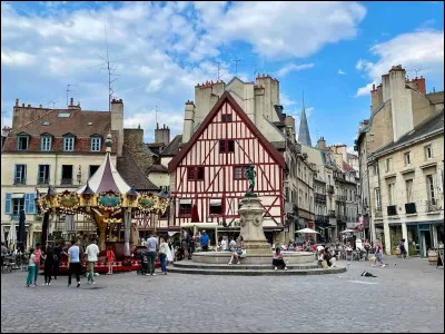 Comment nomme-t-on cette commune située dans un pays européen connu sous le nom de "France" ?