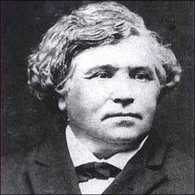 Quel instrument doptique est attribué à linventeur français Hippolyte Marié-Davy, même si le Polonais Johannes Hevelius en avait proposé une version primitive deux siècles auparavant sous le nom de polémoscope ?