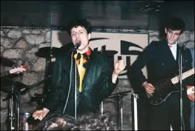 Quel groupe a interpr&eacute;t&eacute; le tube "Embrasse-moi idiot" en 1986 ?