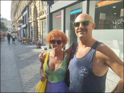 Tu es en train de marcher derri&egrave;re un touriste lent qui s'arr&ecirc;te en plein milieu de la rue. Que fais-tu ?